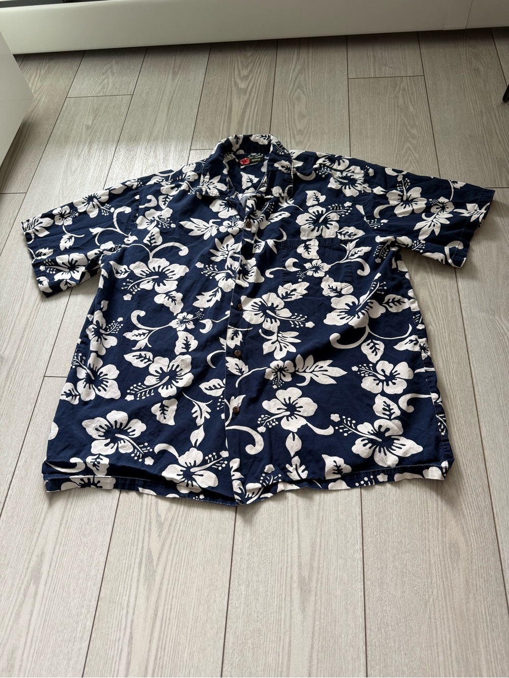 Ali’i fashions Hawaii aloha shirts navy blue tropical white hibiscus floral M